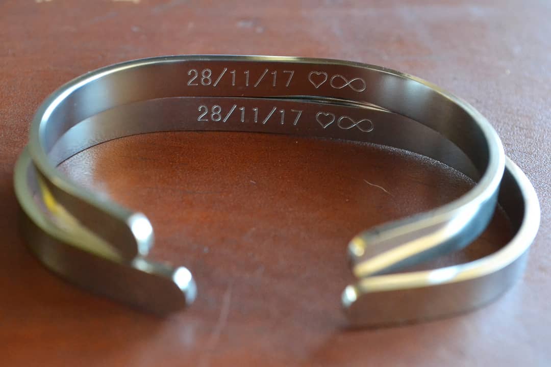 Brazalete de acero inoxidable (2 x $700)